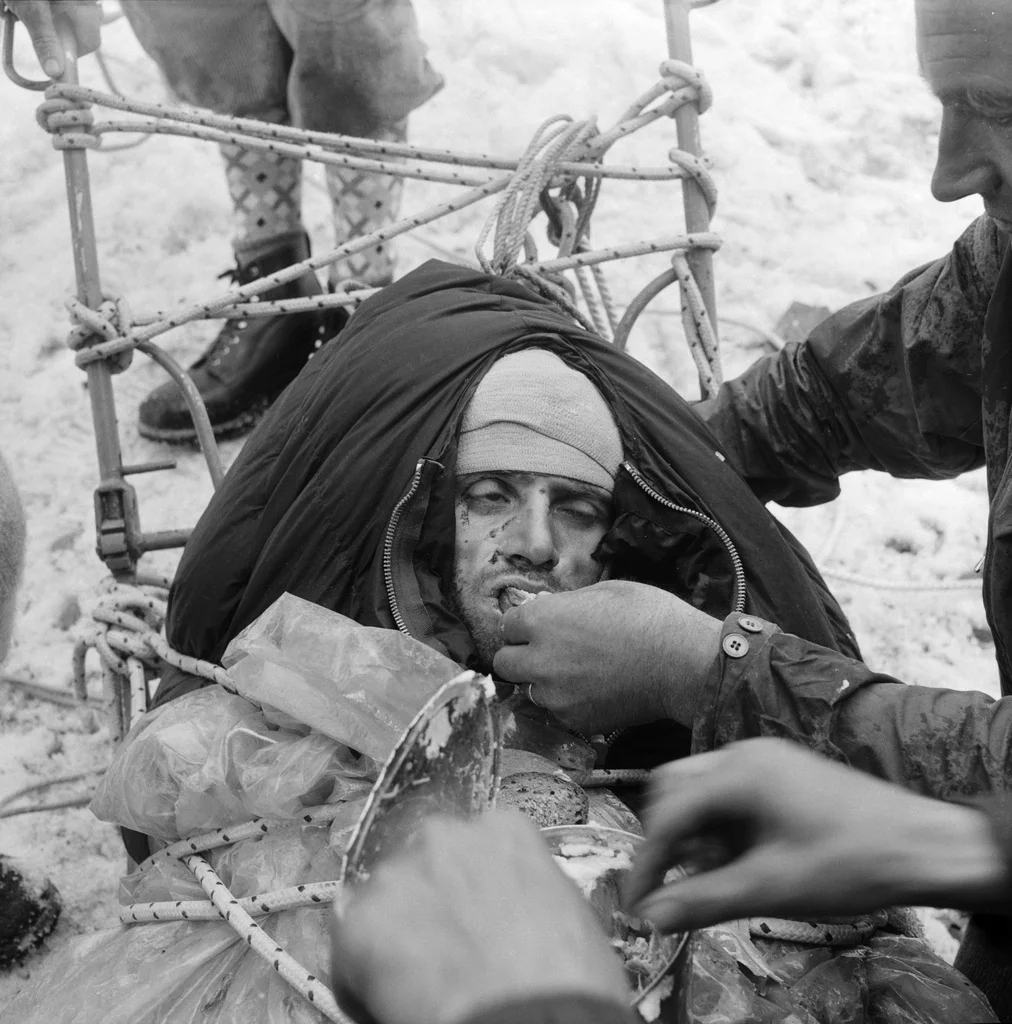 1957: "Corti/Longhi-Drama" in der Eigernordwand: Die beiden Italiener Claudio Corti und Stefano Longhi steigen in die Wand und verklettern sich. Sie treffen auf die Deutschen Günther Nothdurft und Franz Mayer. Longhi stürzt ab und kann nicht hinaufgezogen werden. Corti wird bei einem Steinschlag verletzt, die Deutschen lassen ihn zurück. Nothdurft und Mayer erreichen mit letzter Kraft den Gipfel, sterben aber während des Abstiegs an Kälte und Erschöpfung. Ihre Leichen werden erst im September 1961 entdeckt…