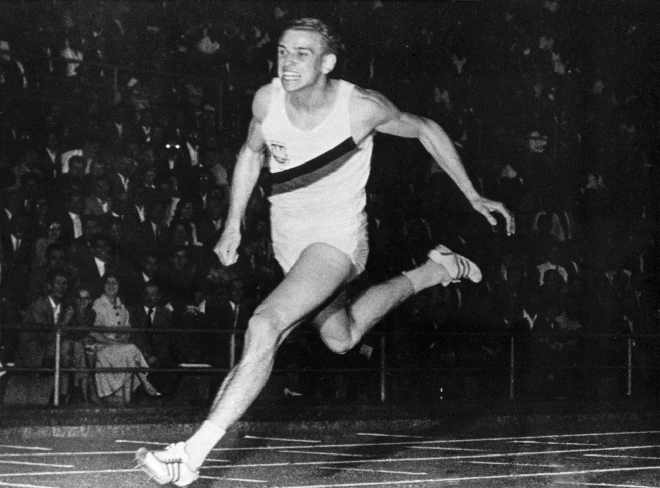 Der deutsche Sprinter Armin Hary schreibt im Zürcher Letzigrund Sportgeschichte. Nie zuvor hatte – offiziell – ein Mensch die magische 10-Sekunden-Marke erspurtet. Um 19.25 am 21. Juni 1960 schnellt Hary auf der Aschenbahn des Letzigrunds hoch und legt los. Die drei Funktionäre, die die Zeit per Hand stoppten, melden 10,0, 10,0 und 9,9. Also: Weltrekord. Doch der Lauf wird wegen eines angeblichen Fehlstartes annulliert. Um 20.15 Uhr startet der 23-jährige Deutsche erneut: Und wieder: 10,0, 10,0, 10,1. Also…