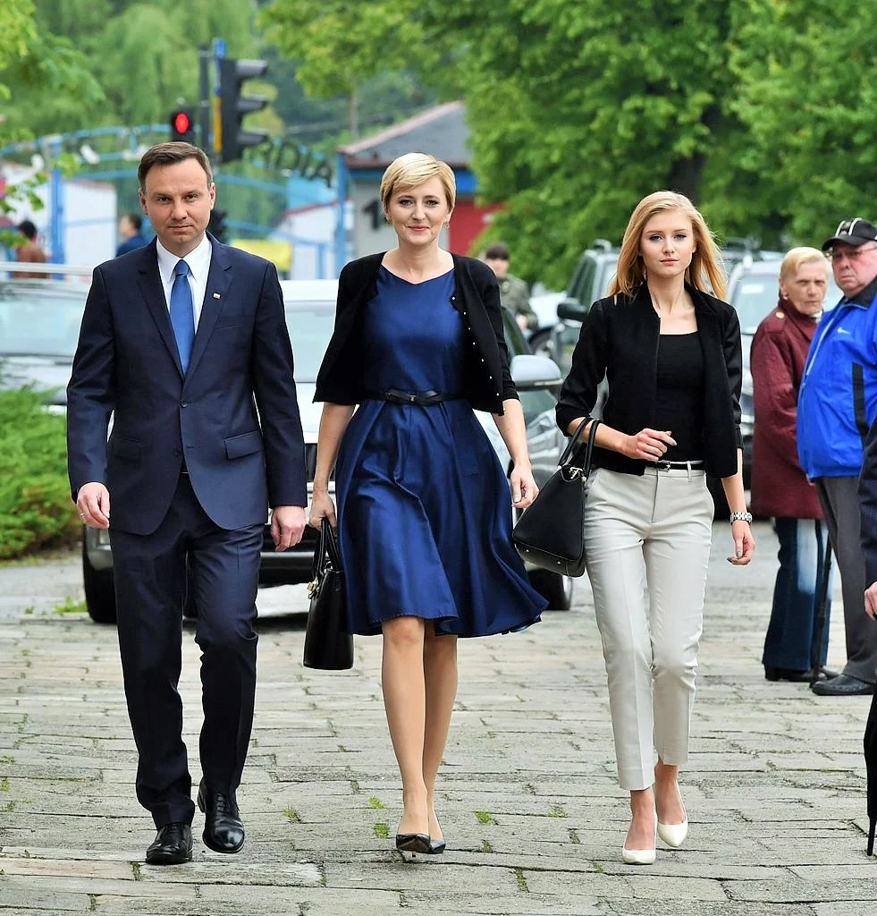 Duda am Sonntag, 24. Mai mit Frau und Tochter beim Gang ins Wahllokal in Krakau. 