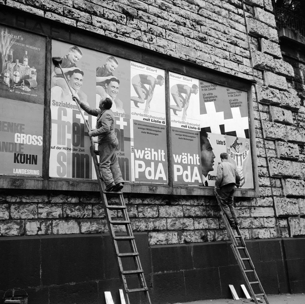 Im Bild PdA-Plakate 1963 an der Zürcher Weinbergstrasse (Foto: Keystone/Photopress-Archiv/Grunder). Nachdem die kommunistischen Parteien während des Zweiten Weltkriegs verboten worden waren, erfolgte am 21. Mai 1944 in Basel die Neugründung unter dem Namen „Partei der Arbeit“. Bei den Nationalratswahlen 1947 kam sie gesamtschweizerisch auf 5,1 Prozent der Stimmen und gewann 7 Sitze. (In Genf erhielt sie 29,1 Prozent, in Basel 19,7 Prozent, in der Waadt 16,3 Prozent und in Zürich 6,1 Prozent.) Der Kalte Kri…