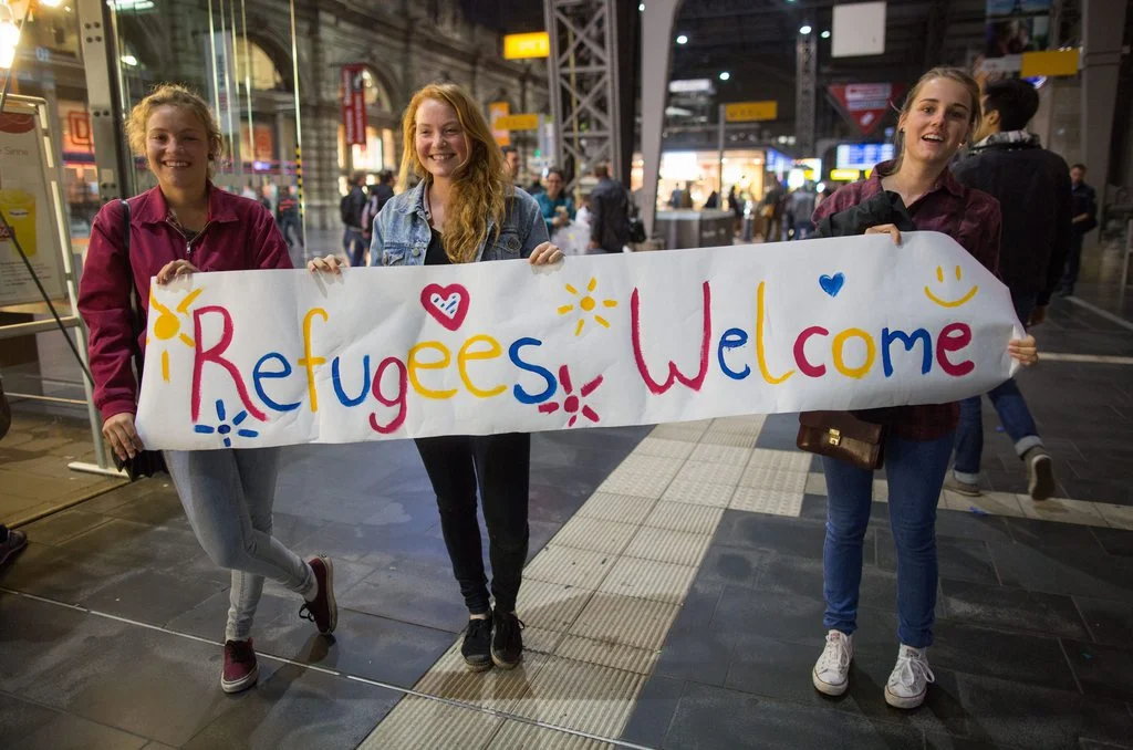 Drei junge Frauen am Sonntag früh im Frankfurter Hauptbahnhof. (Foto: Keystone/EPA/Frank Rumenhorst)

