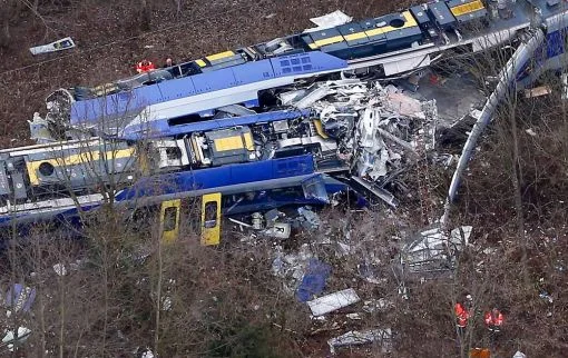 In Oberbayern, auf der Strecke Holzkirchen-Rosenheim, stossen zwei Personenzüge frontal zusammen. Zwölf Menschen sterben. Ursache des Unglücks ist ein Fehlverhalten des Fahrdienstleiters, der auf seinem Mobiltelefon ein Spiel spielte und sich so ablenken liess. 