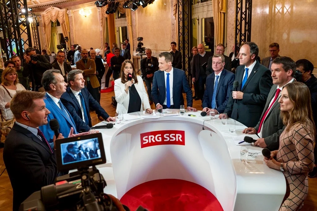 Die Elefantenrunde des Schweizer Fernsehens SRF und RTS mit den Parteipräsidenten. Von links, Toni Brunner, SVP, Philipp Müller, FDP, Martin Bäumle, GLP, die Moderatorin des Westschweizer Fernsehens RTS, Romaine Morard, der Moderator des Deutschweizer Fernsehens SRF, Jonas Projer, Martin Landolt, BDP, Christophe Darbellay, CVP, Christian Levrat, SP, und Adèle Thorens, Grüne, in der Wandelhalle des Nationalrats im Bundeshaus, am Sonntag, 18. Oktober 2015 in Bern. (Foto: Keystone/Alessandro della Valle)