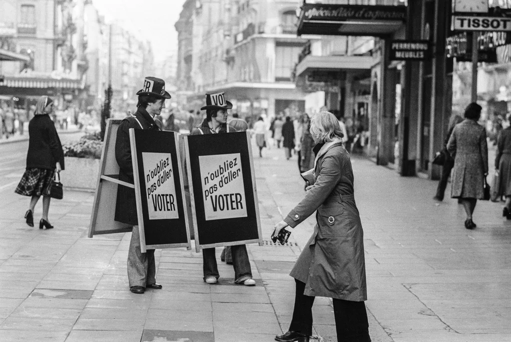 Der Aufruf, wählen zu gehen, brachte wenig. Die Wahlbeteiligung bei den Nationalratswahlen 1975 erreichte mit 55,1 % ihren damals tiefsten Wert seit der Einführung der Proporzwahl 1919, sie sank aber bei folgenden Wahlen noch weiter und erreichte 1995 mit 42,2 % ihren vorläufigen Tiefpunkt. (Foto: Keystone/Str)