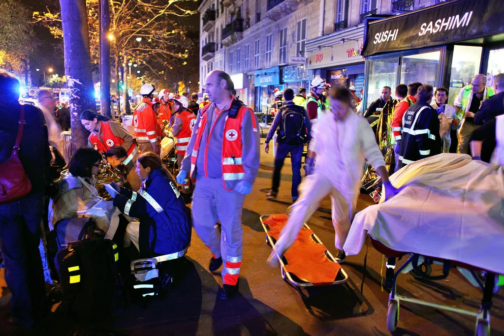 Szene vor dem "Bataclan" (Foto: Keystone/AP/Thibault Camus)