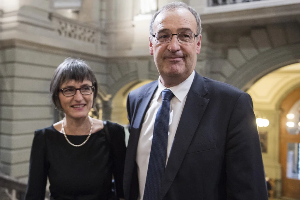 Die Vereinigte Bundesversammlung wählt im dritten Wahlgang den Waadtländer SVP-Nationalrat Guy Parmelin zum 116. Bundesrat der Eidgenossenschaft. Auf ihn empfiehlen 138 Stimmen, auf seinen Gegenkandidaten, den Zuger Thomas Aeschi, 88 Stimmen und auf den Tessiner Regierungsrat Norman Gobbi 11 Stimmen. Im Bild Parmelin mit seiner Frau Caroline kur nach der Wahl vor dem Bundeshaus. (Foto: Keystone/Marcel Bieri)