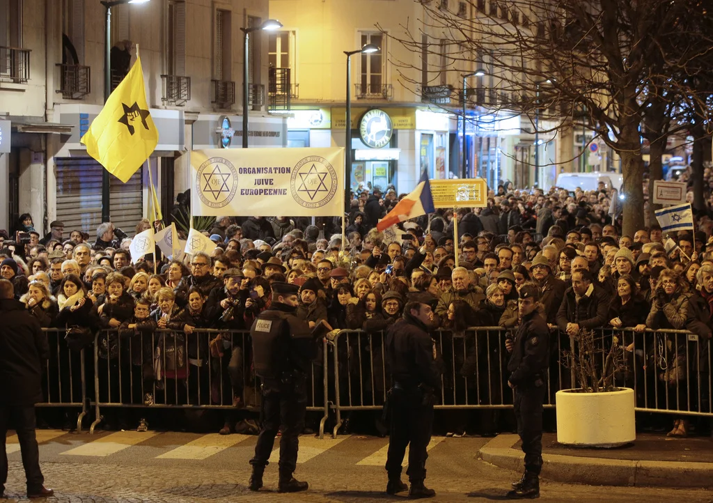 Gedenkzeremonie vor dem jüdischen Supermarkt in Paris am Samstagabend (Foto: Keystone/AP)