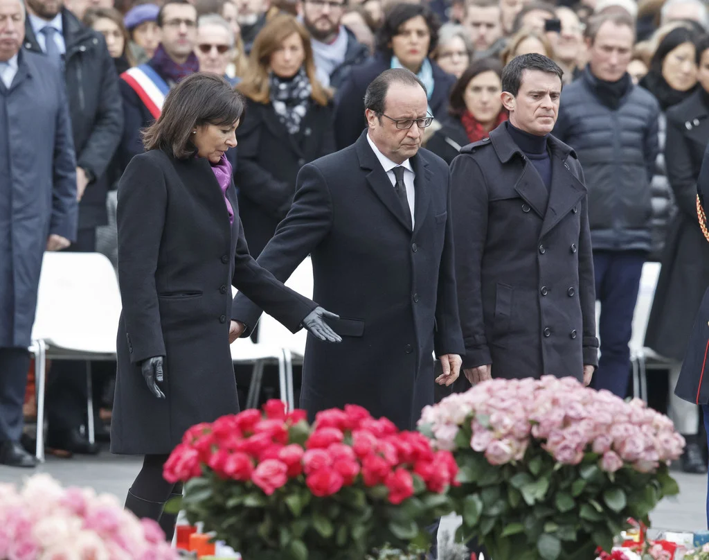 An der Gedenkfeier auf der Pariser Place de la République nahmen am Sonntag neben Präsident François Hollande zahlreiche Minister, der Ministerpräsident, Angehörige der Opfer, die Bürgermeisterin von Paris sowie die Spitzen der muslimischen und jüdischen Gemeinden teil. Links im Bild: Anne Hidalgo, die Bürgermeisterin von Paris, rechts Ministerpräsident Manuel Valls. (Foto: Keystone/AP/Michel Euler)