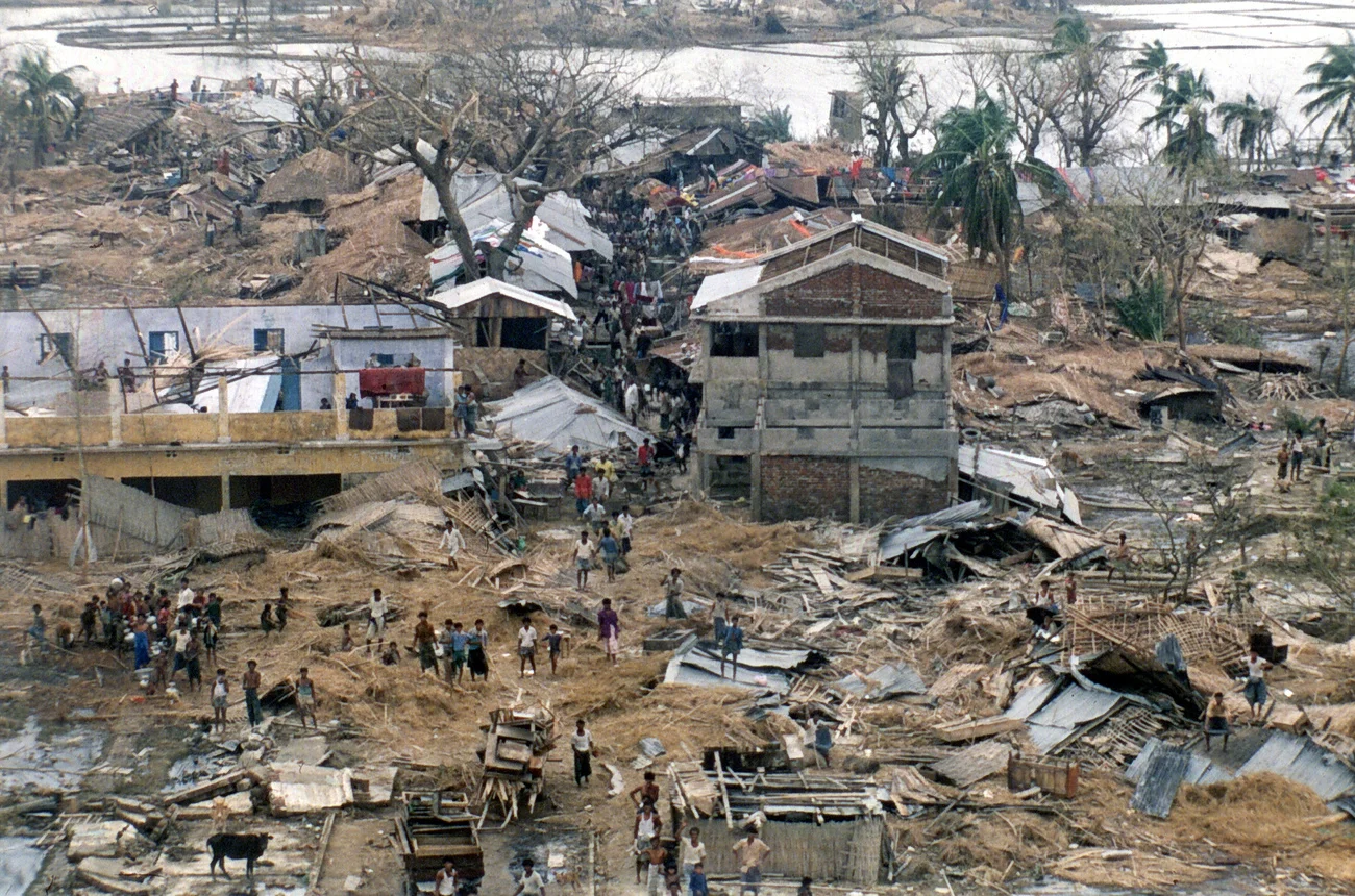 Er trifft mit Windgeschwindigkeiten bis 260 km/h das Gebiet Chittagong im Südosten Bangladeschs und verursacht eine sechs Meter hohe Flutwelle. 138'000 Menschen kommen ums Leben, 10 Millionen werden obdachlos. Der Zyklon  gehört zu den opferreichsten in der Geschichte. (Foto: Keystone/AP/Udo Weitz)