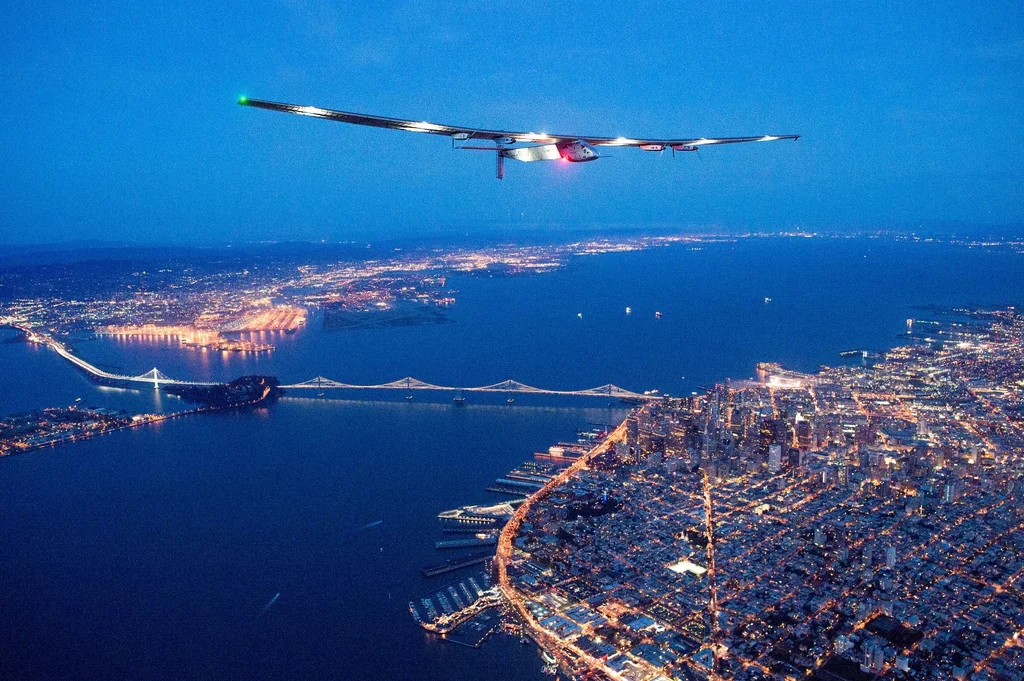 26. Juli: Das Solarflugzeug „Solar Impulse“ landet in Abu Dhabi und beendet damit die Weltumrundung erfolgreich. Das von den Schweizern Bertrand Piccard und André Borschberg entwickelte Flugzeug, das einzig durch Solarenegie betrieben wird, startete im März 2015 zur Erdumrundung. Auf Hawaii musste der Flug wegen Batterieproblemen für mehrere Monate unterbrochen werden. Im Bild: Das Flugzeug über San Francisco.