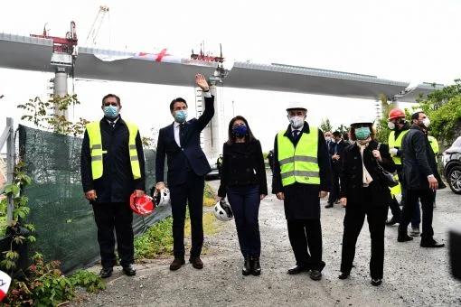 28. April 2020: Ministerpräsident Giuseppe Conte (zweiter von links) vor der im Rohbau fertiggestellten Brücke. Dritte von links: Transport- und Infrastrukturministerin Paola De Micheli. Vierter von Links: Genuas Bürgermeister Marco Bucci (Foto: Keystone/EPA/Luca Zennaro)