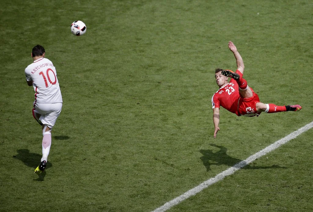 25. Juni: Mit einem Fallrückzieher in der 82. Minute erzielt Xherdan Shaqiri im EM-Spiel gegen Polen in Saint-Étienne den 1:1-Ausgleich. Im Penalty-Schiessen verschiesst Granit Xhaka. Damit scheidet die Schweiz, die während des Turniers eine respektable Leistung zeigte, im Achtenfinal aus.
