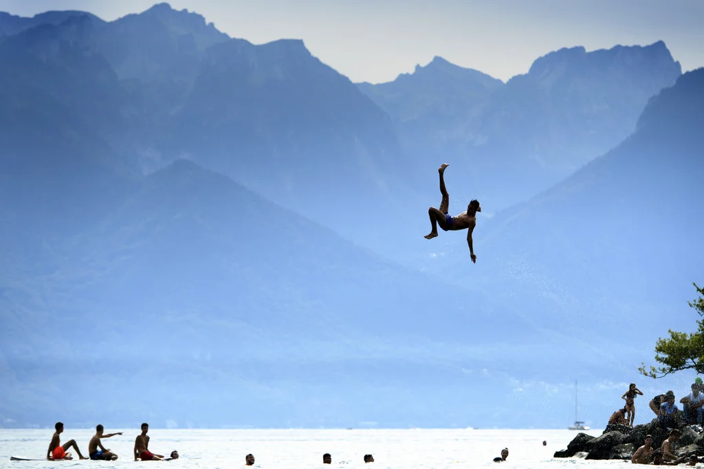 August/September: Heisser Sommer in der Schweiz. Das Bild stammt vom Summerslide Festival in Clarens bei Montreux. Im Hintergrund die französischen Alpen. 