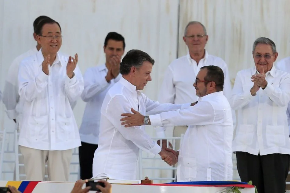 26. September: Der kolumbianische Präsident Juan Manuel Santos (vorne links) und Guerillaführer "Timochenko" schliessen Frieden. Damit geht in Kolumbien der 52-jährige Bürgerkrieg mit der Guerilla-Organisation Farc zu Ende. Er forderte 267'162 Tote. Links Ban Ki-Moon, rechts Raúl Castro. Das Friedensabkommen wurde kurz darauf in einer Volksabstimmung knapp abgelehnt. Ein überarbeitete Version wurde dann vom Parlament gutgeheissen. 

