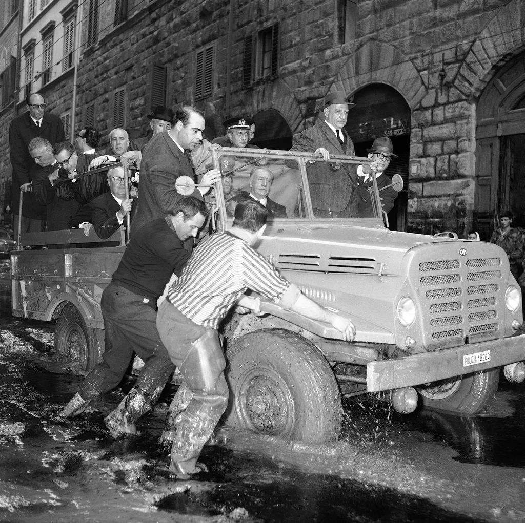 Zwei Tage nach der Flut besucht Staatspräsident Giuseppe Saragat (im Auto mit Brille) die Stadt - und bleibt im Schlamm stecken. (Foto: Keystone/AP)