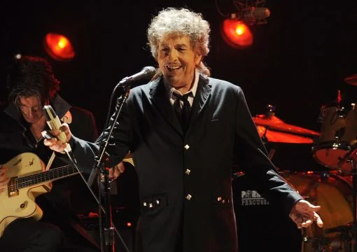 13. Oktober: Als erstem Singer-Songwriter verleiht die Schwedische Akademie dem Amerikaner Bob Dylan den Nobelpreis für Literatur. Zwei Wochen lang reagiert der Sänger nicht auf die Preisvergabe. An der Preisverleihung in Stockholm nimmt er wegen Terminkollisionen nicht teil und lässt sich durch Patty Smith vertreten. Das Bild zeigt Dylan im Januar 2012 bei einem Auftritt in Los Angeles. Die Vergabe des Literaturpreises an den Komponisten und Sänger von „Blowin in the Wind“ ist von Literaturkritikern kriti…