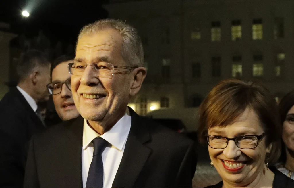 Der Sieger: Alexander Van der Bellen am Wahlabend nach Bekanntgabe der ersten Ergebnisse zusammen mit seiner Frau Doris Schmidauer bei der Ankunft in der Wiener Hofburg. (Foto: Keystone/AP/Matthias Schrader)
