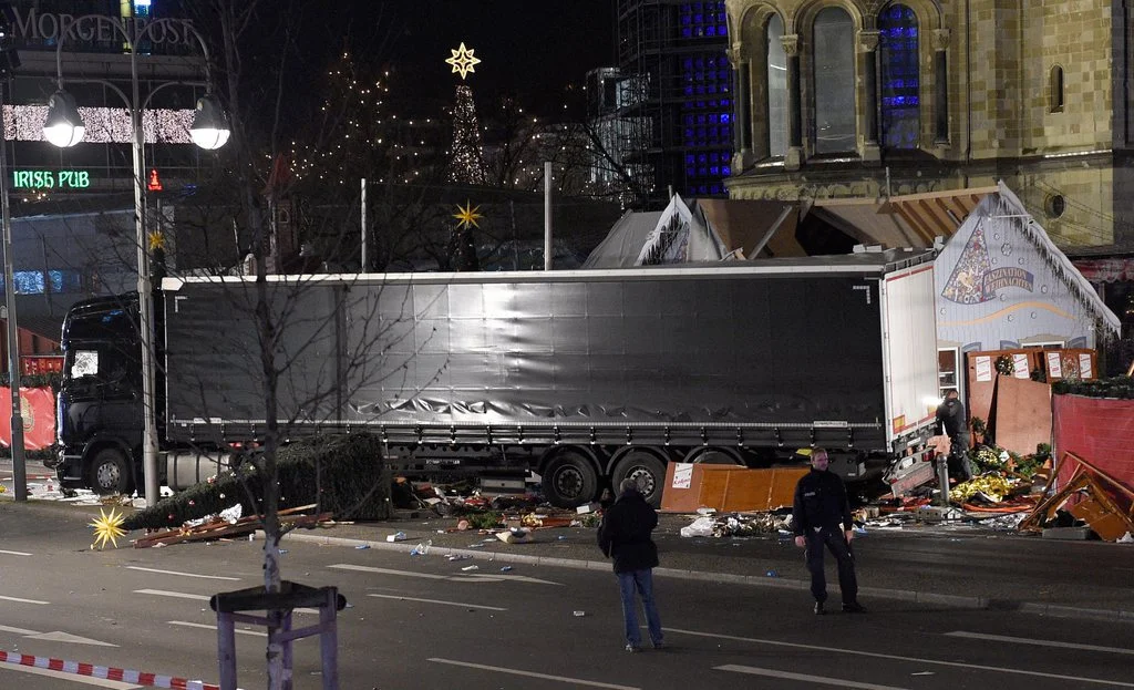 19. Dezember: Anschlag auf den Berliner Weihnachtsmarkt: Ein Sattelschlepper fährt in die Menge am Breitscheidplatz und tötet zwölf Menschen. Die Polizei spricht von einem vorsätzlichen Akt und vermutet einen terroristischen Anschlag. 48 Menschen werden teils schwer verletzt. Die Polizei sucht nach einem verdächtigen Tunesier. Der „Islamische Staat“ hat die Verantwortung für den Anschlag übernommen, ohne jedoch Details bekanntgegeben zu haben. Der Weihnachtsmarkt vor der Gedächtniskirche in Westberlin gehö…