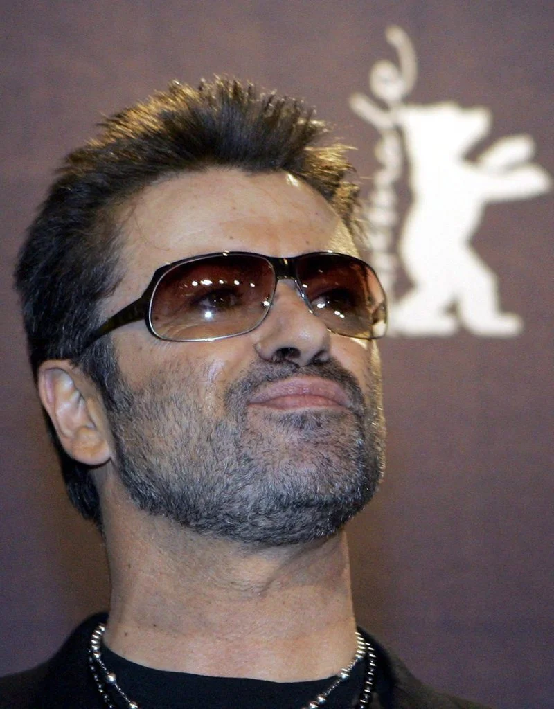 25. Dezember: Der britische Sänger George Michael stirbt am Weihnachtssonntag im Alter von 53 im englischen Goring-on-Thames (Oxfordshire). Insgesamt verkaufte er über 100 Millionen Tonträger. Berühmt wurde er mit dem 1981 gegründeten Duo „Wham!“. Sein erfolgreichstes Studioalbum war „Faith“ (1987), das 88 Wochen in den amerikanischen, 85 Wochen in den britischen und 31 Wochen in den schweizerischen Charts war und insgesamt 25 Millionen Mal verkauft wurde. Erfolgreich war auch „Older“ (1996). Das Album wur…