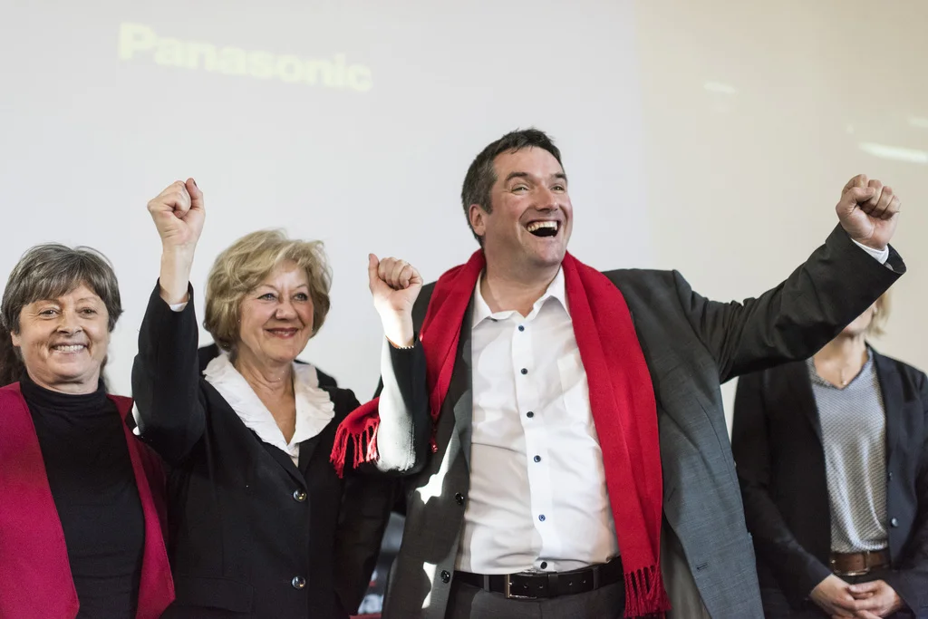 Jubel bei der Linken: SP-Präsident Christian Levrat mit den Nationalrätinnen Margret Kiener Nellen (links) und Susanne Leutenegger Oberholzer am Sonntagnachmittag in Bern. (Foto: Keystone/Alessandro della Valle)

