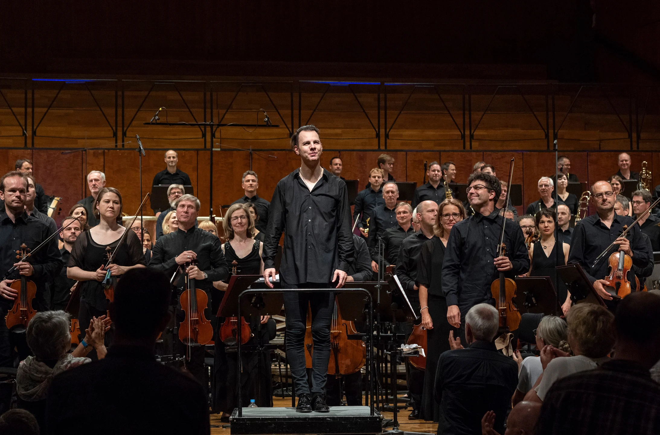 Teodor Currentzis mit dem SWR Symphonieorchester nach der Aufführung von Schostakowitschs "Leningrader", Foto © SWR/Alexander Kluge