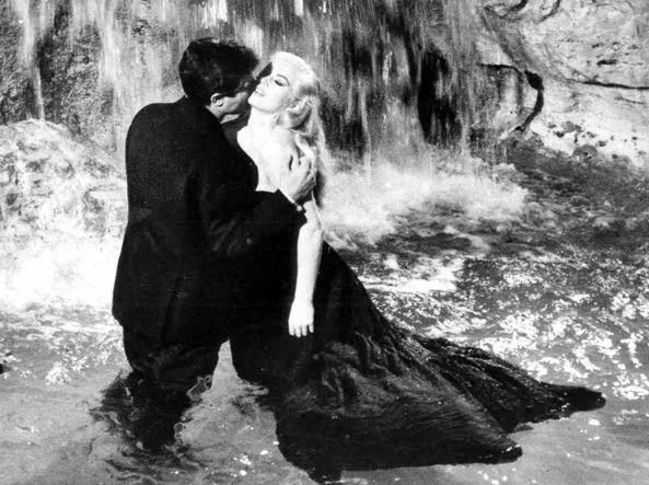 Marcello Mastroianni und Anita Ekberg im Trevi-Brunnen