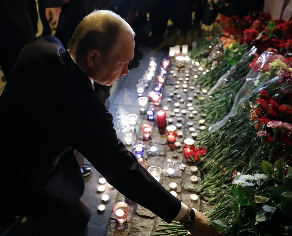 Präsident Putin legt bei der Metro-Station Tekhnologicheskiy Institut in Sankt Petersburg rote Rosen nieder. (Foto: Keystone/EPA/Mikhail Klimentyev/Sputnik/Kreml-Pool)