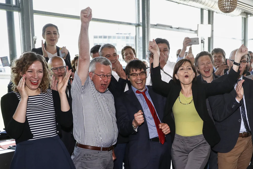 Jubel bei den Befürwortern des Energiegesetzes in ihrem Hauptquartier in Bern. Vorne: Laura Curau (Kampagnenleiterin CVP), Alt-Nationalrat Ruedi Rechsteiner, Roger Nordmann (Nationalrat SP-VD), Regula Rytz (Parteipräsidentin Grüne), Jonas Fricker (Nationalrat Grüne-AG), Stefan Müller-Altermatt (Nationalrat CVP-SO). (Foto: Keystone/Peter Klaunzer)