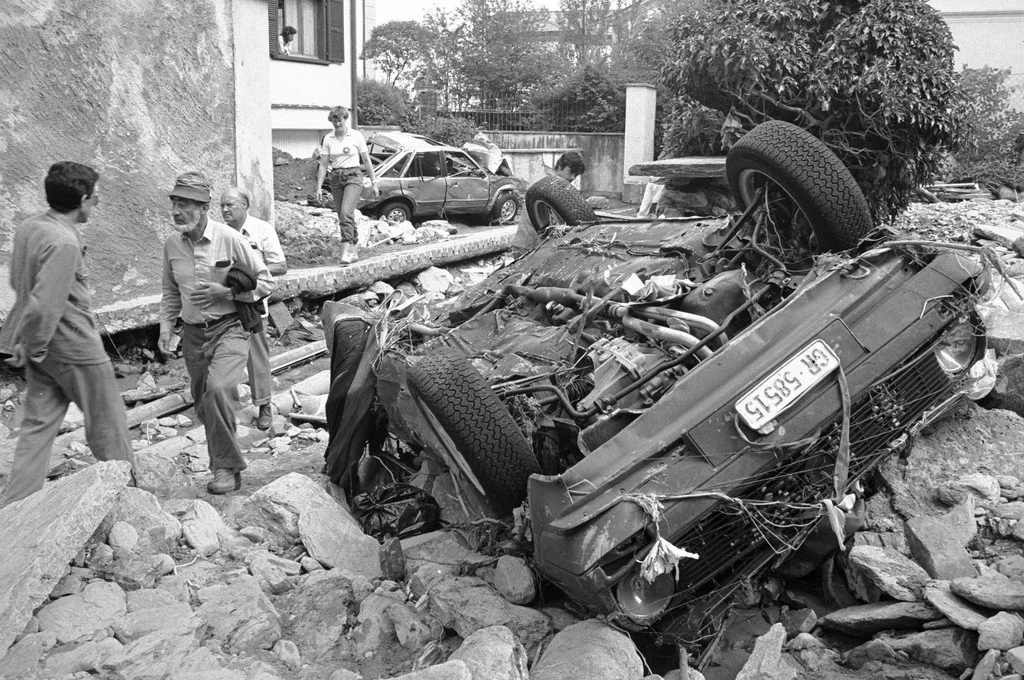 19. Juli 1987: Heftige Gewitter und Regenfälle verursachen im bündnerischen Puschlav und in der Surselva grosse Schäden. Zahlreiche Flüsse und Bäche treten über die Ufer und hinterlassen ein Bild der Verwüstung. In Poschiavo (Bild) werden Autos und Häuser von Geröllmassen weggeschwemmt. Betroffen ist nicht nur der Kanton Graubünden, sondern vor allem auch das Veltlin. In der zweiten Julihälfte 1987 regnet es fast ununterbrochen. Am 28. Juli rutschen im Veltlin fast 50 Millionen Kubikmeter Fels und Stein in…