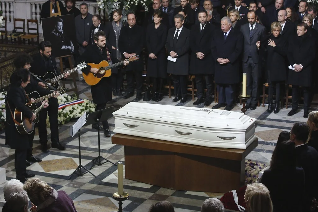 Der jetzige Präsident (rechts aussen) und zwei frühere Staatspräsidenten mit ihren Frauen vor dem Sarg in der Église de la Madeleine (Foto: Keystone/EPA/Thibault Camus/Pool)

