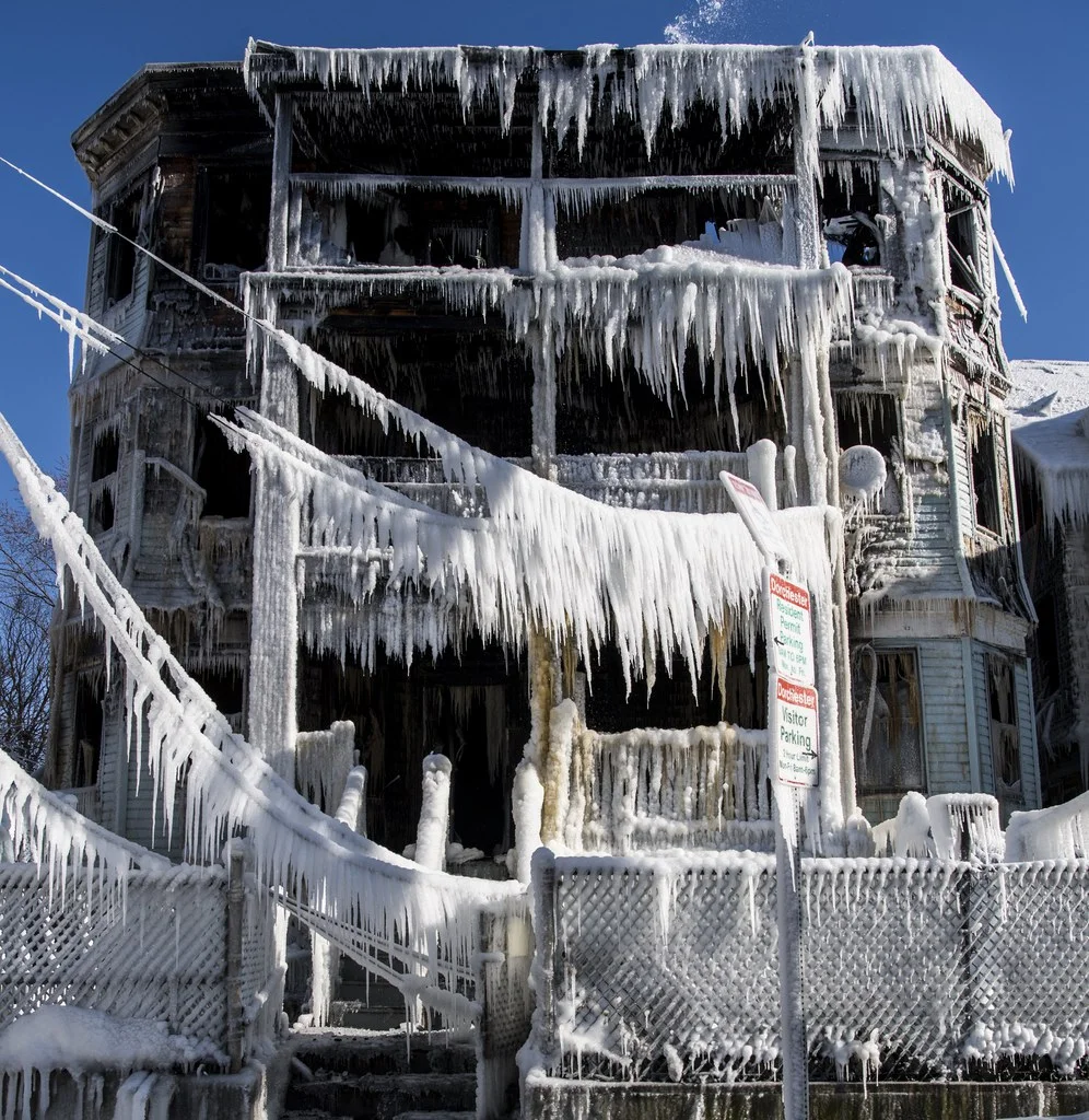 Die Ostküste Nordamerikas wird von einer Kältewelle heimgesucht. Da und dort wurden Temperaturen bis zu minus 30 Grad Celsius gemessen. Im Bostoner Vorort Dorchester war in einem dreistöckigen Haus Feuer ausgebrochen. 25 Bewohner wurden evakuiert. Der Feuerwehr kämpfte die ganze Nacht gegen den Brand. Das Bild zeigt das Haus mit dem gefrorenen Löschwasser am Morgen danach. (Foto: Keystone/EPA/John Cetrino)
