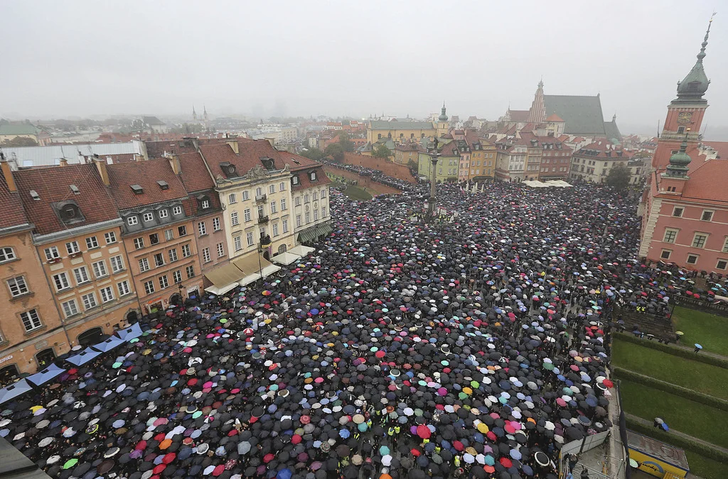 Am 3. Oktober 2016 streikten Tausende von Männern und Frauen mit ihren Schirmen am landesweiten „Schwarzen Montag“ zum Protest gegen ein Gesetzesvorhaben, das ein völliges Abtreibungsverbot vorsah. Die massiven Proteste in dem weitgehend katholischen Land veranlassten die konservative Regierung zum Verzicht auf das Vorhaben. Das Parlament hat die Diskussion am 10. Januar 2018 wieder aufgenommen. Es stehen sich ein erneutes weitgehendes Abtreibungsverbot und ein von der Opposition eingebrachter Vorschlag fü…