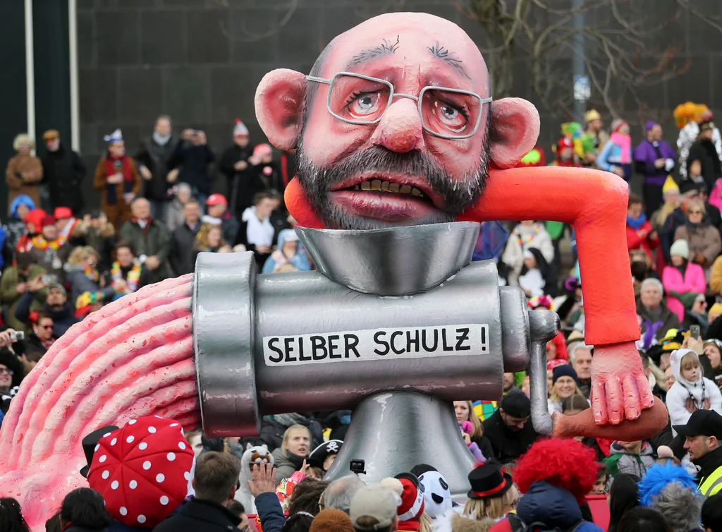 Wer den Schaden hat, hat den Spott: Rosenmontag in Düsseldorf. (Foto: Keystone/DPA/Ina Fassebender)