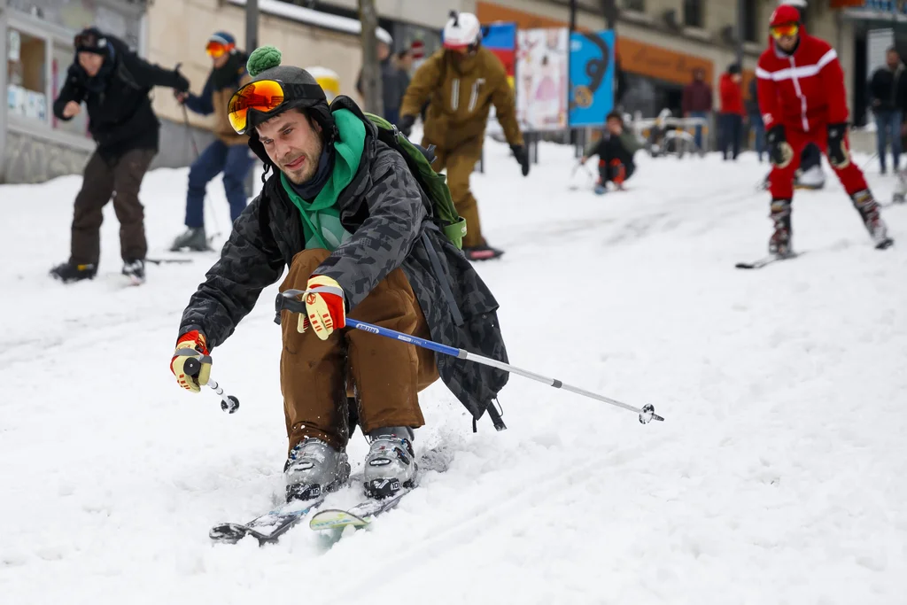 St. Moritz? Zermatt? Gstaad? Nein, die Innenstadt von Lausanne. Auf der Rue du Petit-Chêne, die zum Lausanner Hauptbahnhof hinunterführt, vergnügen sich Skifahrer, Snowboarder und Schlittler. Doch jetzt kommt der Wetterwechsel, der Dauerfrost geht zu Ende. Bald ist’s Frühling. (Foto: Keystone/Valentin Flauraud)