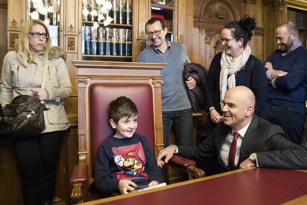 Museumsnacht in Bern: Zehntausende sind am Freitagabend in die Berner Museen geströmt, die bis um 02.00 Uhr früh offenstanden. Auch das Bundeshaus öffnete seine Tore. Bundespräsident Alain Berset empfing im Bundesratszimmer die Besucher persönlich. Ein Knabe namens Miguel durfte auf seinem Stuhl Platz nehmen. Mehr als 30 Museen und Institutionen nahmen an der Berner Museumsnacht teil. Sie wurden von insgesamt über 100’000 Nachtschwärmern besucht. (Foto: Keystone/Peter Klaunzer)