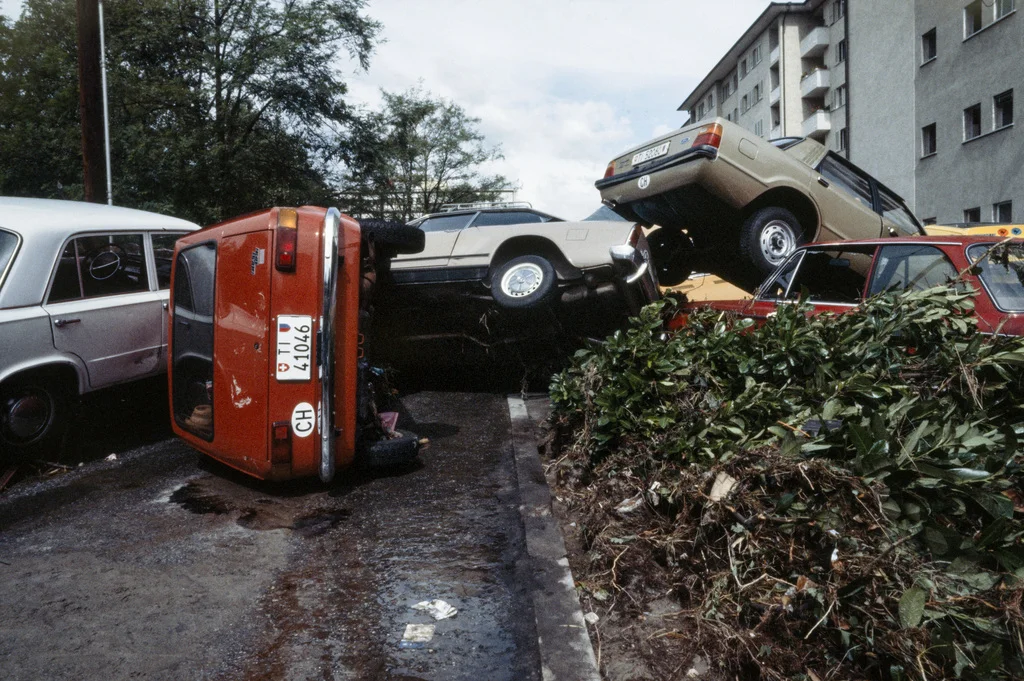 7./8. August 1978: Die extrem starken Niederschläge, die über der Schweiz niedergehen, bezeichnet die Schweizerische Meteorologische Zentralanstalt (heute: Meteo Schweiz) als „Jahrhundertereignis“. Betroffen sind fast alle Kantone. Im Tessin und im Calancatal sterben insgesamt neun Menschen; zahlreiche weitere werden verletzt. Flüsse und Bäche treten über die Ufer, Rüfen und Rutschungen verwüsten ganze Talschaften und zerstören, Häuser, Brücken, Dämme, Strassen und Eisenbahngeleise. Die Schäden belaufen si…