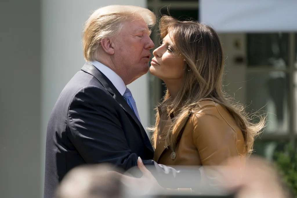 Präsident Trump, hier mit seiner Frau Melania am Montag, kündigt das Atomabkommen mit Iran. Er nannte den Vertrag den „schlechtesten Deal der Welt“. Die Befürworter des Abkommens fürchten, dass die Kündigung die Kriegsgefahr im Nahen Osten erhöht. Das Atomabkommen mit Iran ist eine der wichtigen Errungenschaften der Obama-Zeit. (Foto: KeystoneAP/Andres Harnik)