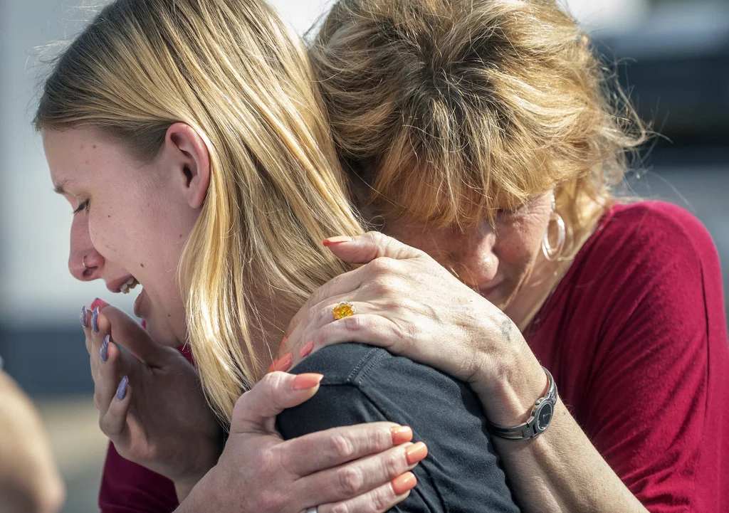 Dakota Shrader ist eine der Überlebenden. Das Bild zeigt sie zusammen mit ihrer Mutter nach der Schiesserei in der Sante Fe High School südlich von Houston, Texas. Neun Schüler und ein Lehrer wurden getötet. Der Täter soll ein bisher unauffälliger 17-Jähriger sein. Seit Jahresbeginn fanden an amerikanischen Schulen 22 Schiessereien statt. Präsident Trump sprach von „einem sehr traurigen Tag“. Der Angriff auf die Schule bewege ihn sehr. (Foto: Keystone/Stuart Villanueva/The Galveston County Daily News/via A…