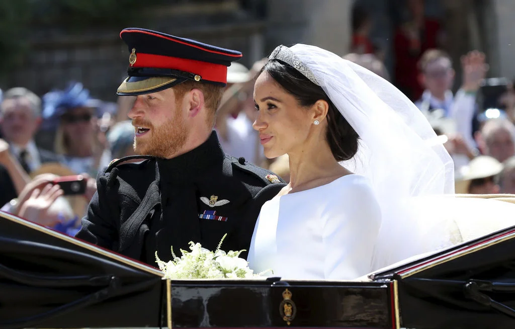 Der britische Prinz Harry und die amerikanische Schauspielerin Meghan Markle heiraten in der St George’s Chapel auf Windsor Castle. Meghan ist die erste Frau afroafrikanischer Abstammung, die in ins britische Könighaus einheiratet. Nach dem Gottesdienst fuhr das Paar in einer offenen Kutsche durch Windsor, wo ihnen Tausende zujubelten. Im Oktober geben die beiden bekannt, dass Meghan schwanger ist. (Foto: Keystone/EPA)