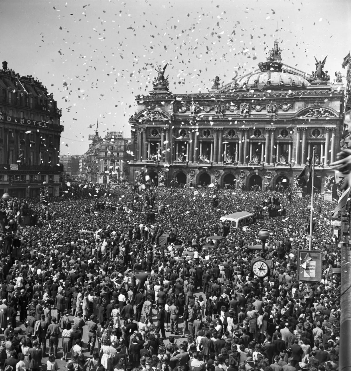 Paris, 8. Mai 1945: Siegesfeier auf der Place de la Concorde, Friedenstauben (Foto: Keystone/Photopress-Archiv/Str)