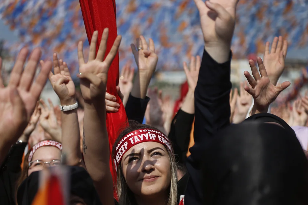 Eine Anhängerin von Präsident Erdoğan am Freitagabend während einer Wahlveranstaltung in Istanbul. (Foto: Keystone/AP/Lefteris Pitarakis)