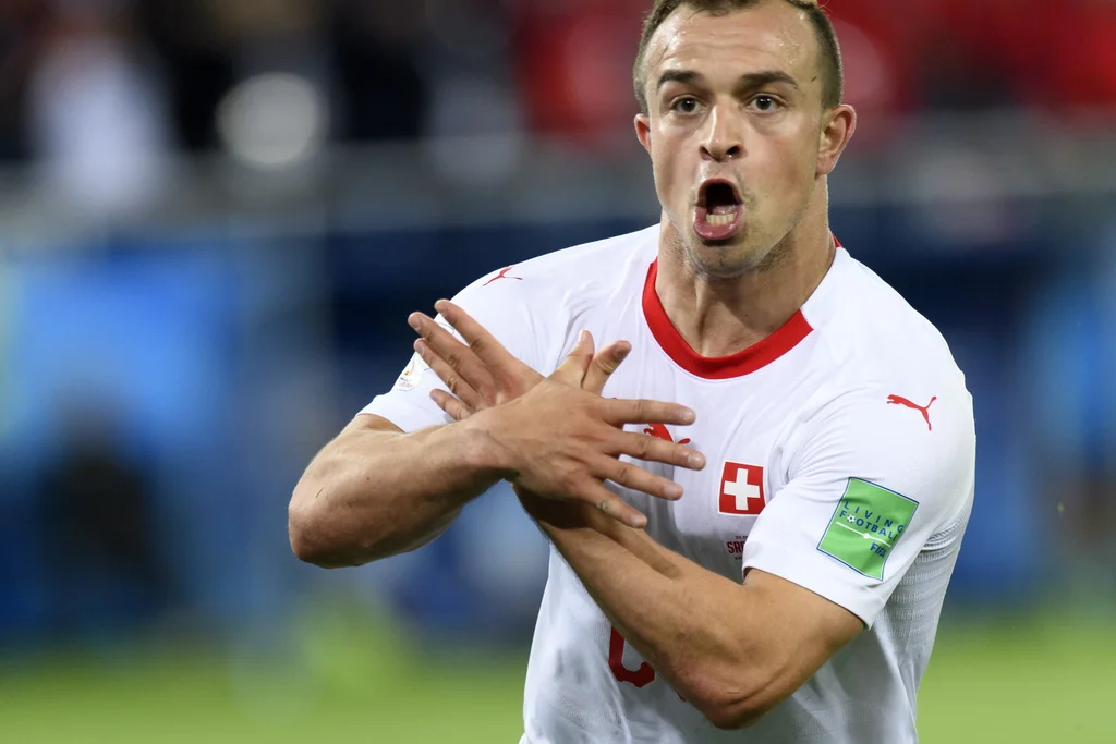 Nach seinem Tor im Spiel gegen Serbien zeigte der Kosovo-stämmige Spieler Xherdan Shaqiri während des Torjubjels den Doppeladler. Zur gleichen Geste liessen sich später der Kosovo-Schweizer Granit Xhaka und Captain Stephan Lichtsteiner hinreissen. Die Fifa qualifizierte das als „unsportliches Verhalten“ und belegte Shaquiri und Xhaka mit einer Busse von je 10'000 Dollar. Lichtsteiner kommt mit 5000 Dollar Buss davon. Die Doppeladler-Gesten wurden in den Medien und am Stammtisch entweder als „emotional vers…