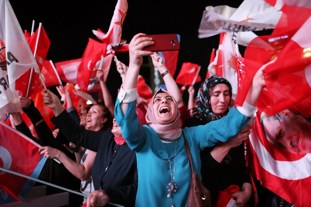 Tausende feiern in den Strassen von Ankara (Bild) und Istanbul den Sieg von Recep Tayyip Erdoğan. (Foto: Keystone/EPA/Erdem Sahin)
