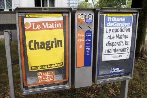 „Le Matin“, die meistgelesene Zeitung in der Westschweiz, erscheint zum letzten Mal in gedruckter Form. Künftig wird sie nur noch im Internet publiziert. Tamedia, die Besitzerin der Zeitung, begründete die Einstellung der gedruckten Ausgabe mit den seit 20 Jahren anhaltenden Verlusten. Le Matin erschien im Tabloidformat mit einer beglaubigten Auflage von fast 38’000 Exemplaren und einer Reichweite von 218’000 Lesern. Redaktoren bezeichneten ihre Zeitung selbst als „anspruchsvolles, investigatives Boulevard…