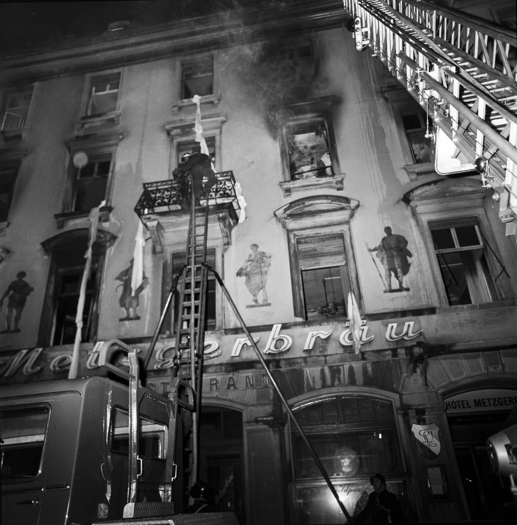 Das Hotel  an der Beatengasse beim Zürcher Hauptbahnhof fast vollständig nieder. Zehn Personen kommen in den Flammen ums Leben, acht werden verletzt. Unter den Toten befinden sich mehrere Touristen. Gelegt wurde das Feuer von einem 17-jährigen Hilfsportier. Der Tat war ein heftiger Streit zwischen dem jungen Mann und dem diensttuenden Nachtportier vorausgegangen. Der 17-Jährige hatte flüssige Bodenwichse auf den Boden gesprayt und alles angezündet. Gegenüber dem Vater gestand er sofort die Tat und erklärte…