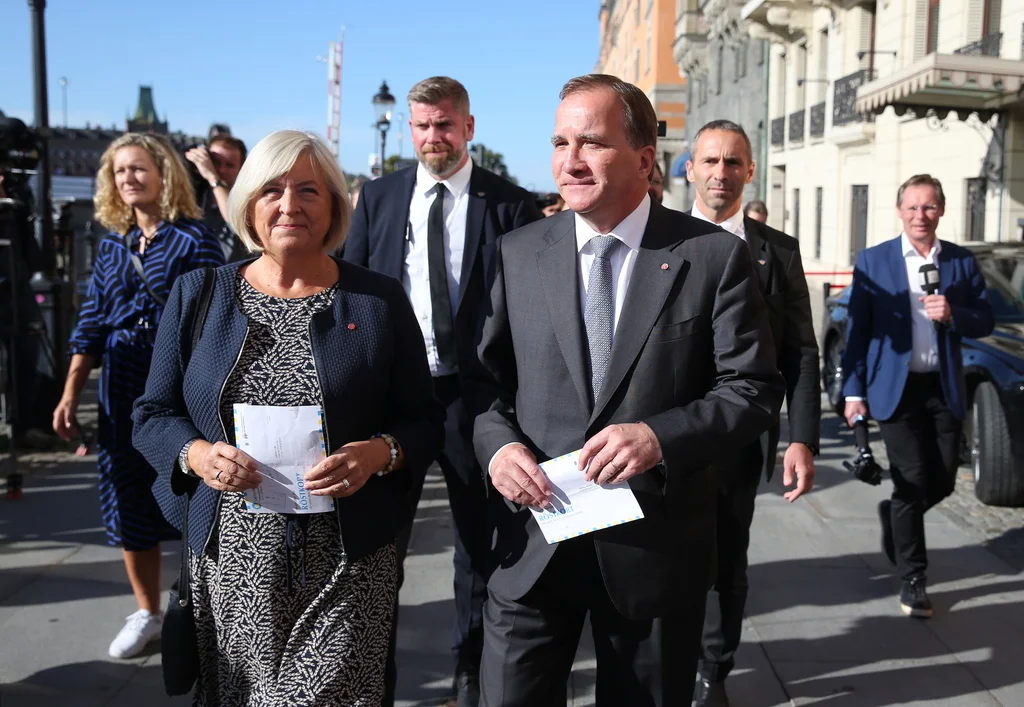 Das schlechteste Ergebnis seit über Jahren: Der sozialdemokratische schwedische Ministerpräsident Stefan Löfven am Sonntag bei der Stimmabgabe mit seiner Frau Ulla in Stockholm (Foto: Keystone/TT/AP/Soren Andersson)]