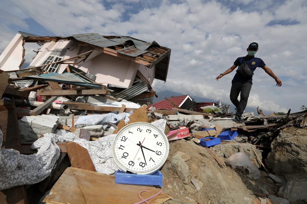 Der Erdstoss der Stärke 7,4 und ein darauffolgender Tsunami verwüsten auf der indonesischen Insel Sulawesi die Küstenstadt Palu und zahlreiche Dörfer. Die Katastrophe fordert mindestens 2'100 Tote.  (Foto: Keystone/EPA/EFE/Hotli Simanjunta)