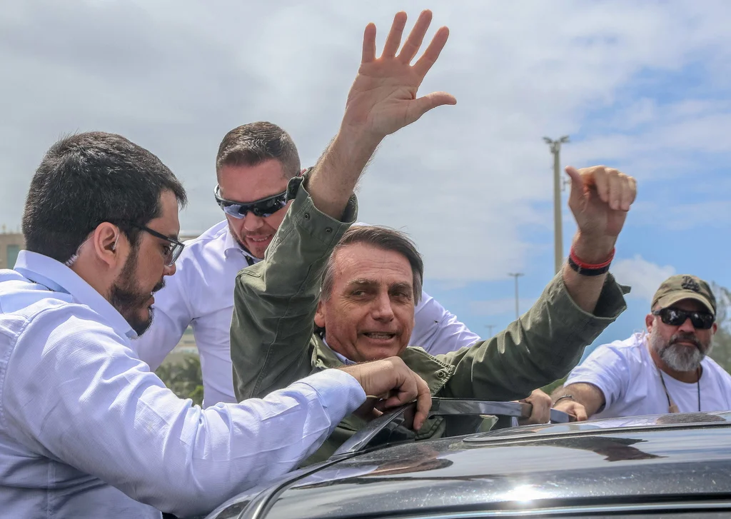 Bolsonaro am Sonntag vor einem Wahllokal in Rio (Foto: Keystone/EPA/Fernando Maia)
