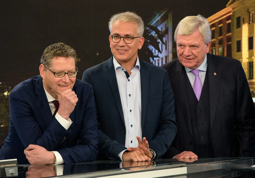 Verlierer und Sieger im ARD-Wahlstudio am Sonntagabend: Links: Der abgestrafte SPD-Spitzenkandidat Thorsten Schäfer-Gümbel (SPD); Mitte: der populäre und erfolgreiche grüne Kandidat Tarek Al-Wazir; rechts: der gebeutelte CDU-Ministerpräsident Volker Bouffier (Foto: Keystone/DPA/Oliver Dietze)
 