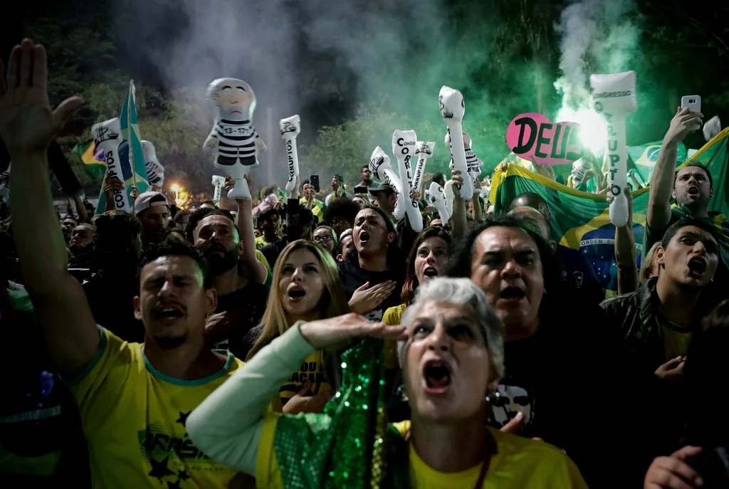 Nicht nur in São Paulo feiern seine Anhänger bis tief in die Nacht.Bolsonaros Anhänger hoffen, er werde mit eisernem Besen die Korruption und die Kriminalität bekämpfen. Er kündigte im Wahlkampf an, er werde mit harter Hand, auch mit Hilfe des Militärs, „eine Säuberung, die Brasilien noch nie erlebt hat“ durchsetzen. Bolsonaro verunglimpfte immer wieder Frauen, Schwarze und Homosexuelle. Die Umfragen hatten gezeigt, dass er bis weit ins gemässigte Lager hinein Sympathien geniesst. (Foto: Keystone/EPA/Ferna…